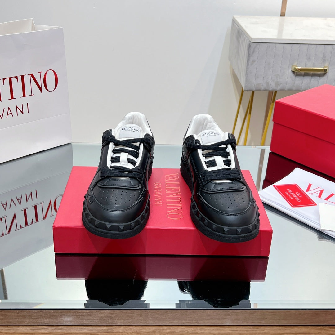 VALENTINO 25S GARAVANI FREEDOTS SNEAKERS IN BLACK LAMBSKIN - 35