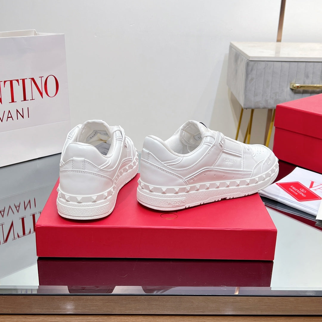 VALENTINO 25S GARAVANI FREEDOTS SNEAKERS IN WHITE LAMBSKIN - 35
