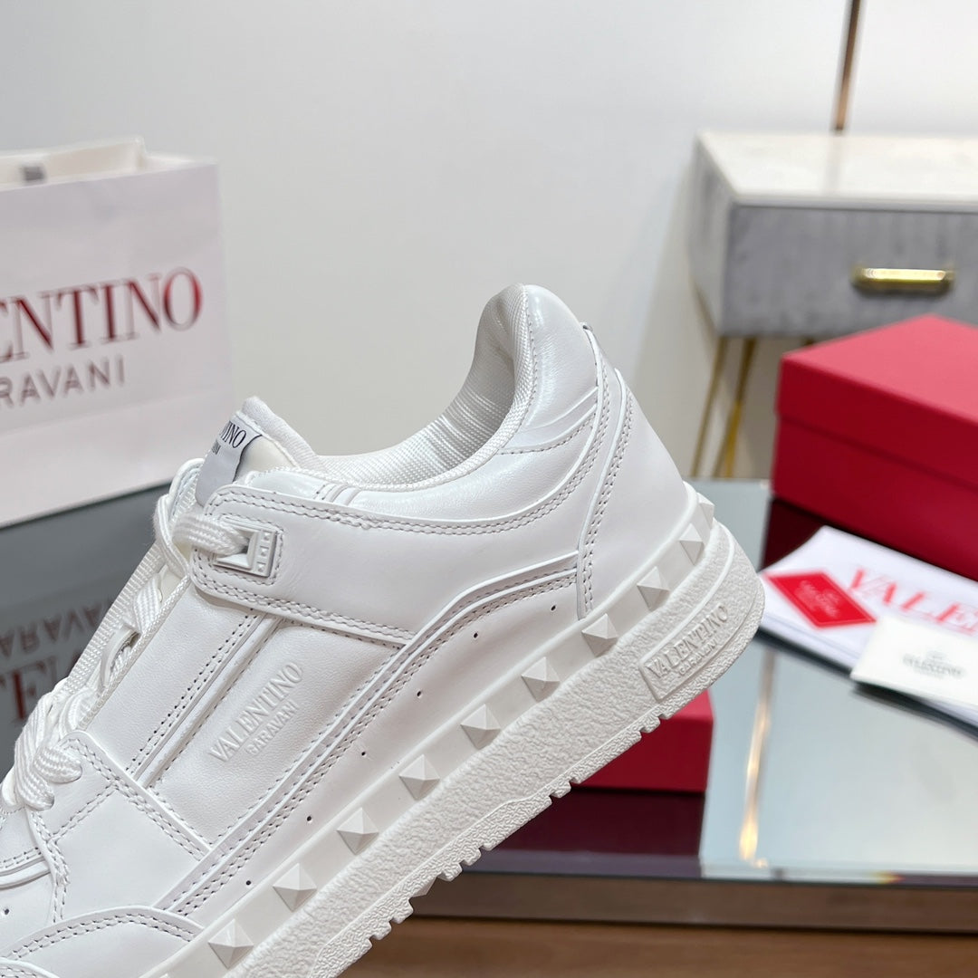 VALENTINO 25S GARAVANI FREEDOTS SNEAKERS IN WHITE LAMBSKIN - 35