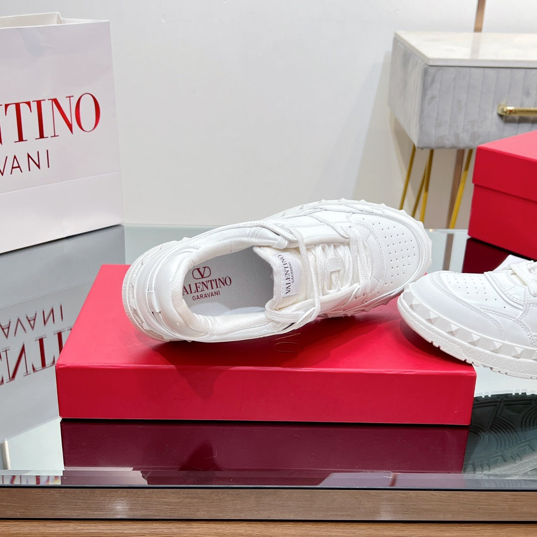 VALENTINO 25S GARAVANI FREEDOTS SNEAKERS IN WHITE LAMBSKIN - 35