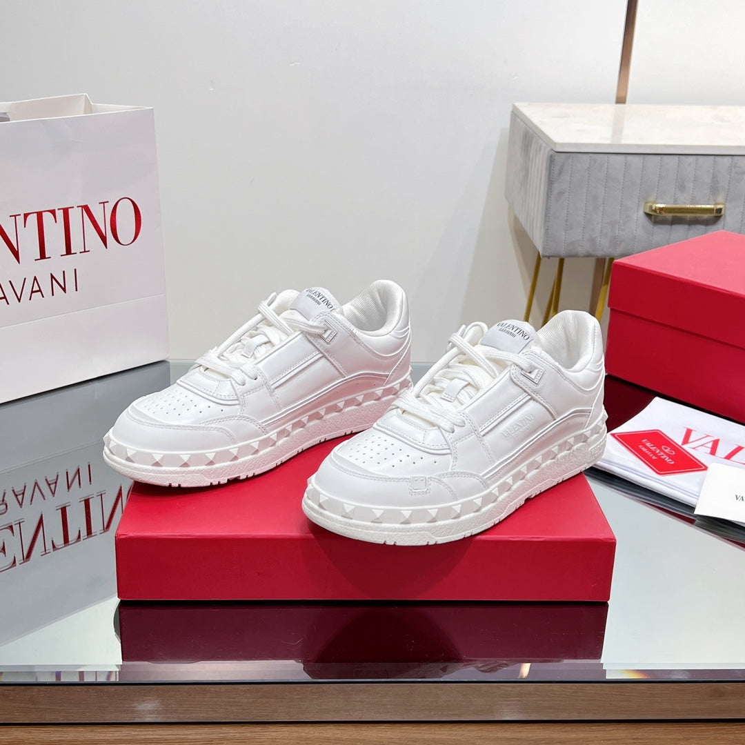 VALENTINO 25S GARAVANI FREEDOTS SNEAKERS IN WHITE LAMBSKIN - 35