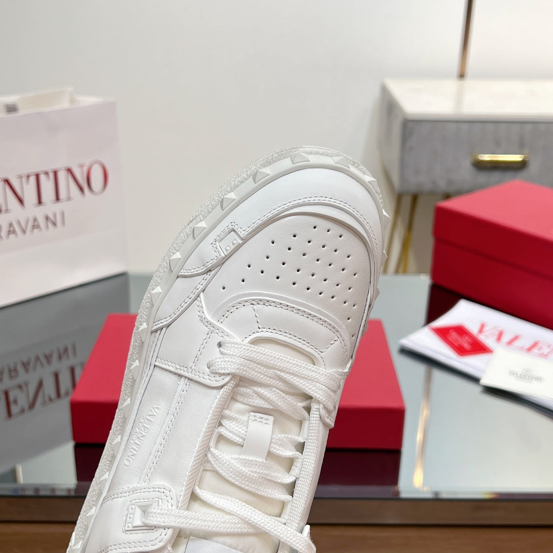 VALENTINO 25S GARAVANI FREEDOTS SNEAKERS IN WHITE LAMBSKIN - 35