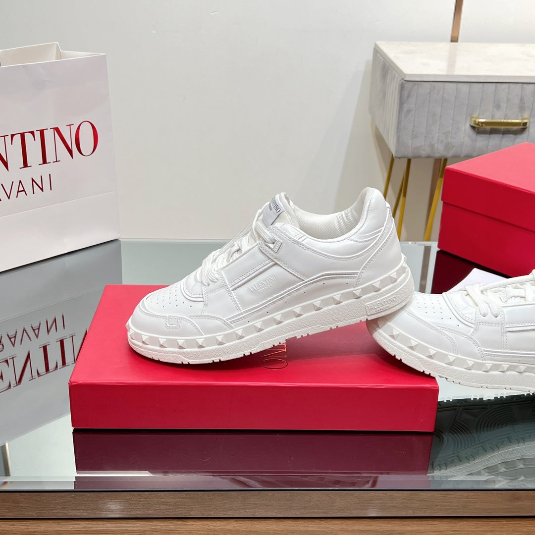 VALENTINO 25S GARAVANI FREEDOTS SNEAKERS IN WHITE LAMBSKIN - 35