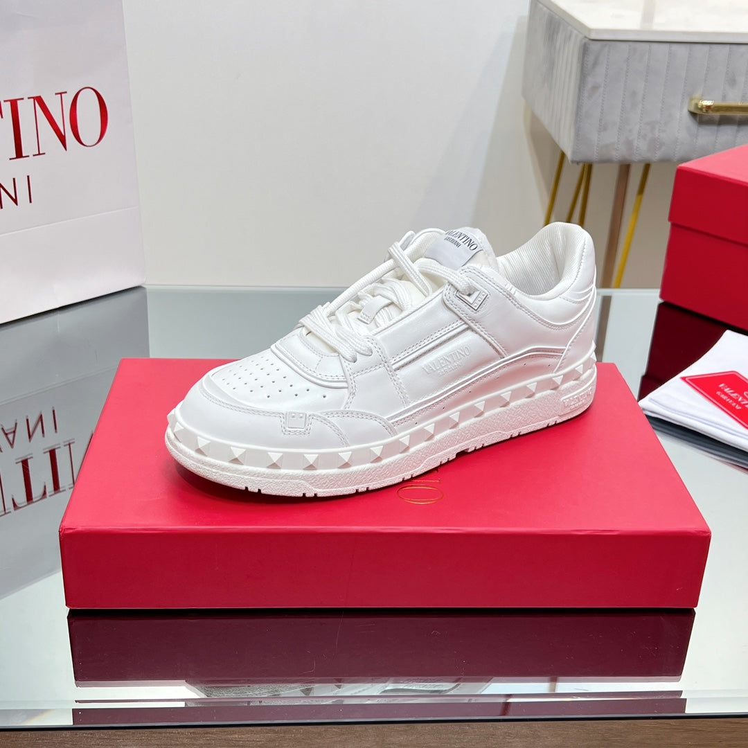 VALENTINO 25S GARAVANI FREEDOTS SNEAKERS IN WHITE LAMBSKIN - 35