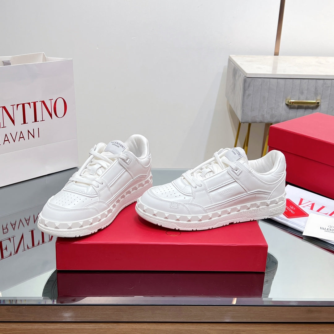 VALENTINO 25S GARAVANI FREEDOTS SNEAKERS IN WHITE LAMBSKIN - 35