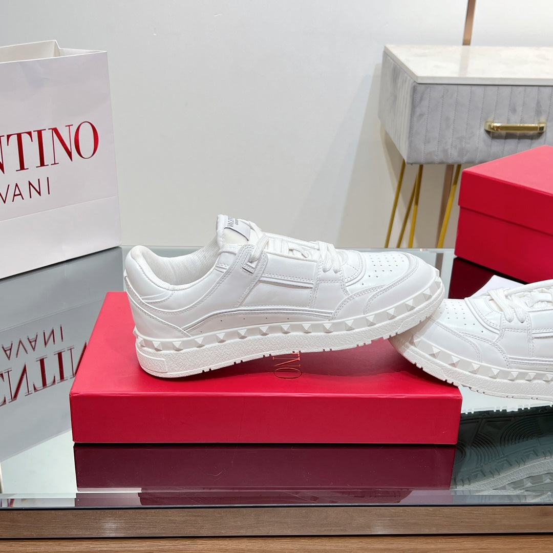 VALENTINO 25S GARAVANI FREEDOTS SNEAKERS IN WHITE LAMBSKIN - 35