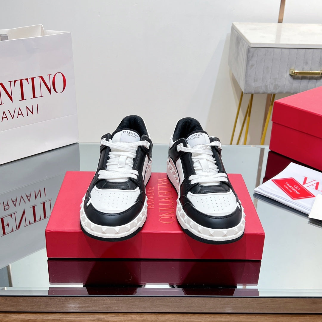 VALENTINO 25S GARAVANI FREEDOTS SNEAKERS IN WHITE MIX BLACK LAMBSKIN - 35