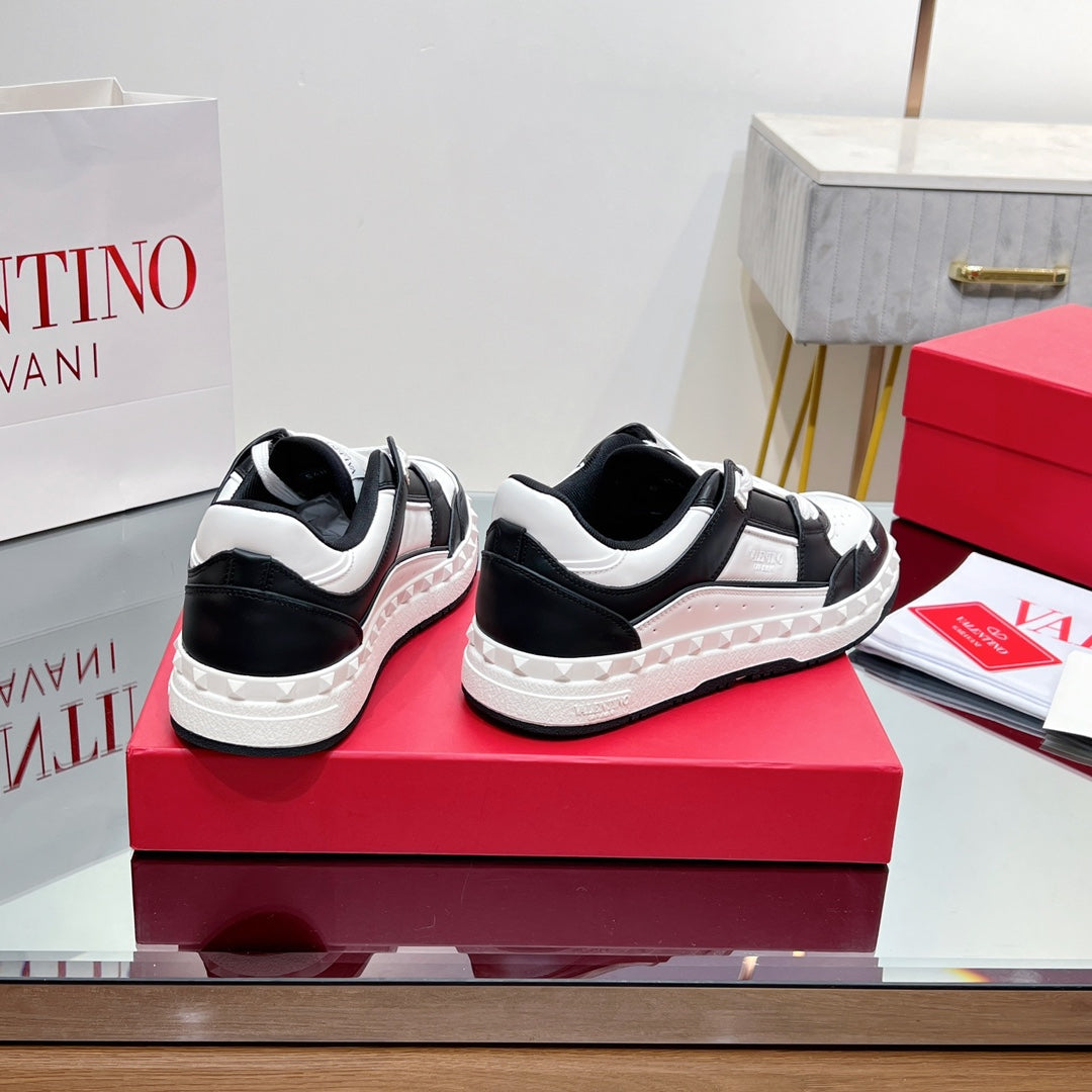 VALENTINO 25S GARAVANI FREEDOTS SNEAKERS IN WHITE MIX BLACK LAMBSKIN - 35