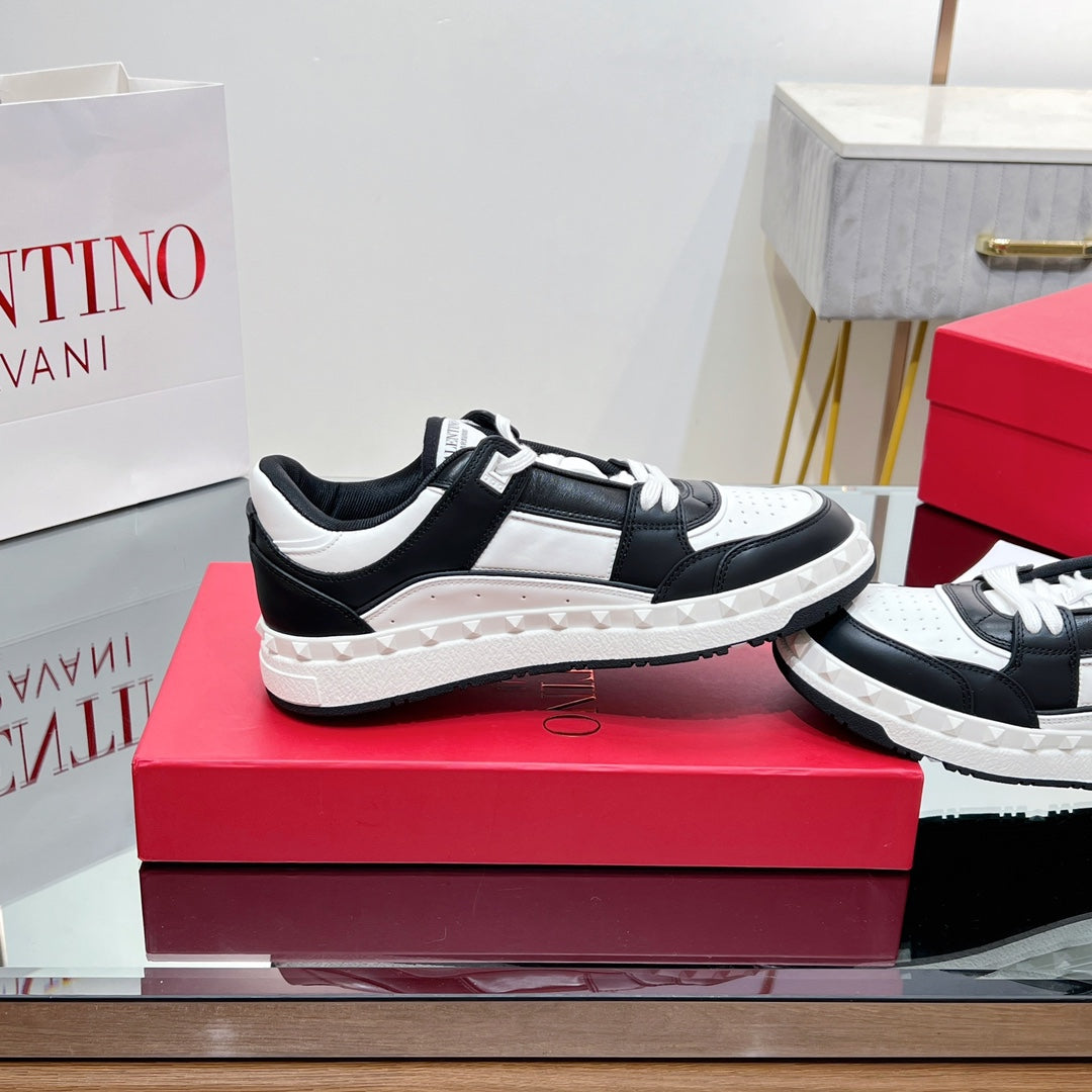 VALENTINO 25S GARAVANI FREEDOTS SNEAKERS IN WHITE MIX BLACK LAMBSKIN - 35