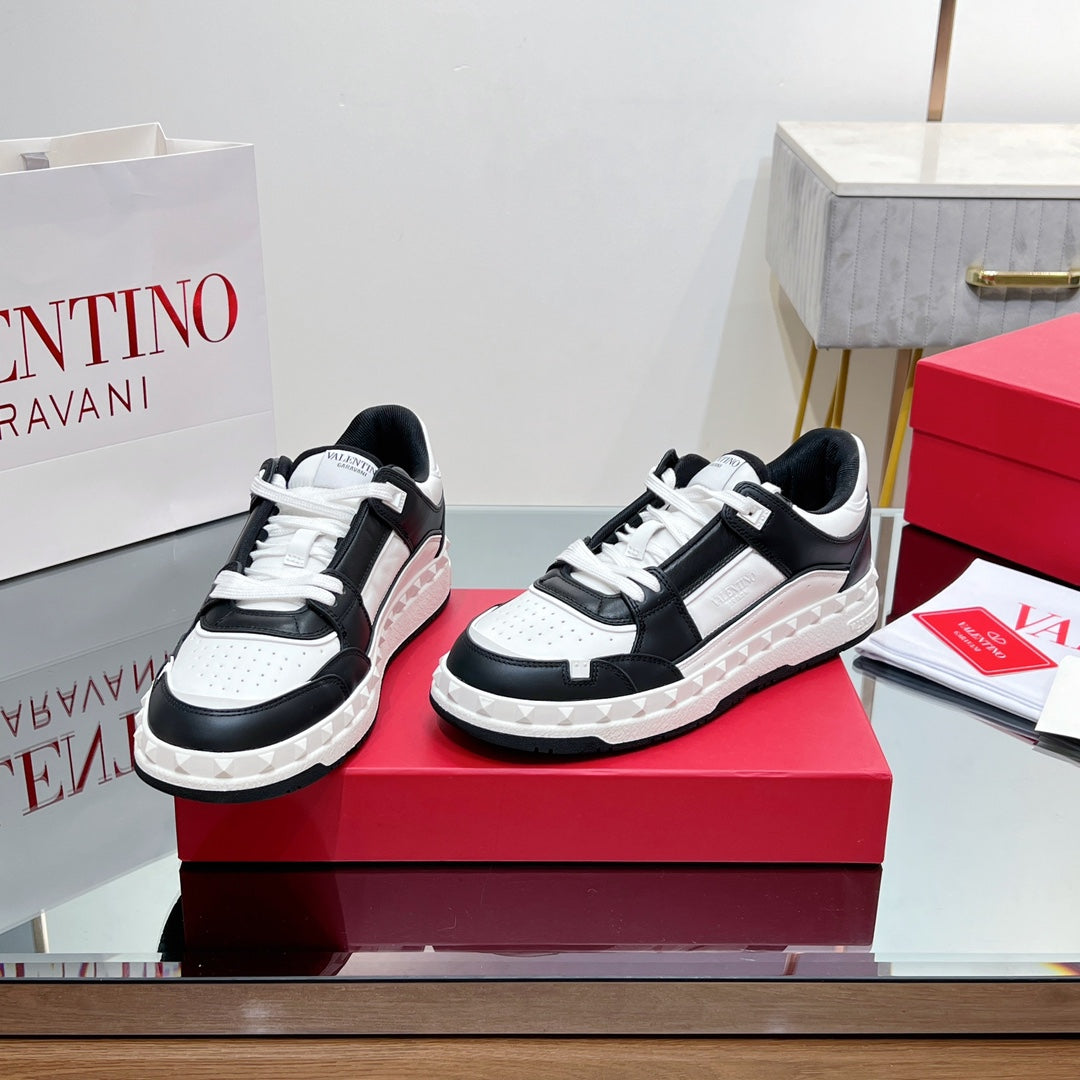 VALENTINO 25S GARAVANI FREEDOTS SNEAKERS IN WHITE MIX BLACK LAMBSKIN - 35