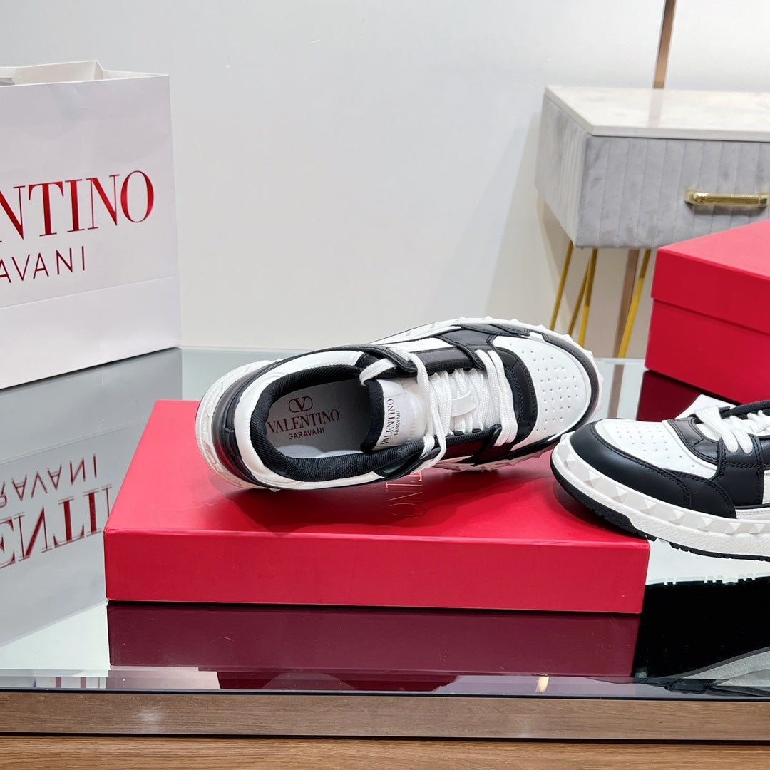 VALENTINO 25S GARAVANI FREEDOTS SNEAKERS IN WHITE MIX BLACK LAMBSKIN - 35
