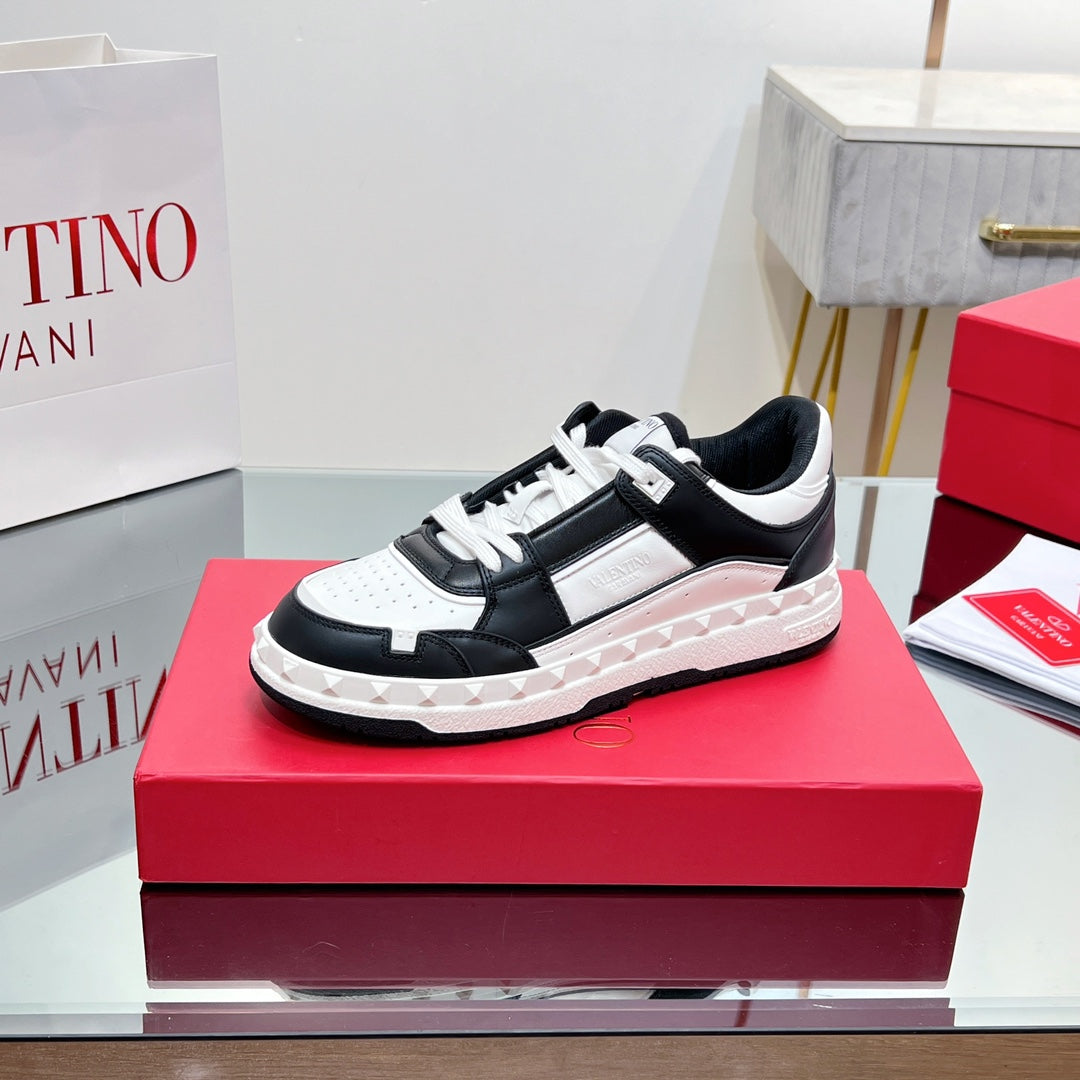VALENTINO 25S GARAVANI FREEDOTS SNEAKERS IN WHITE MIX BLACK LAMBSKIN - 35