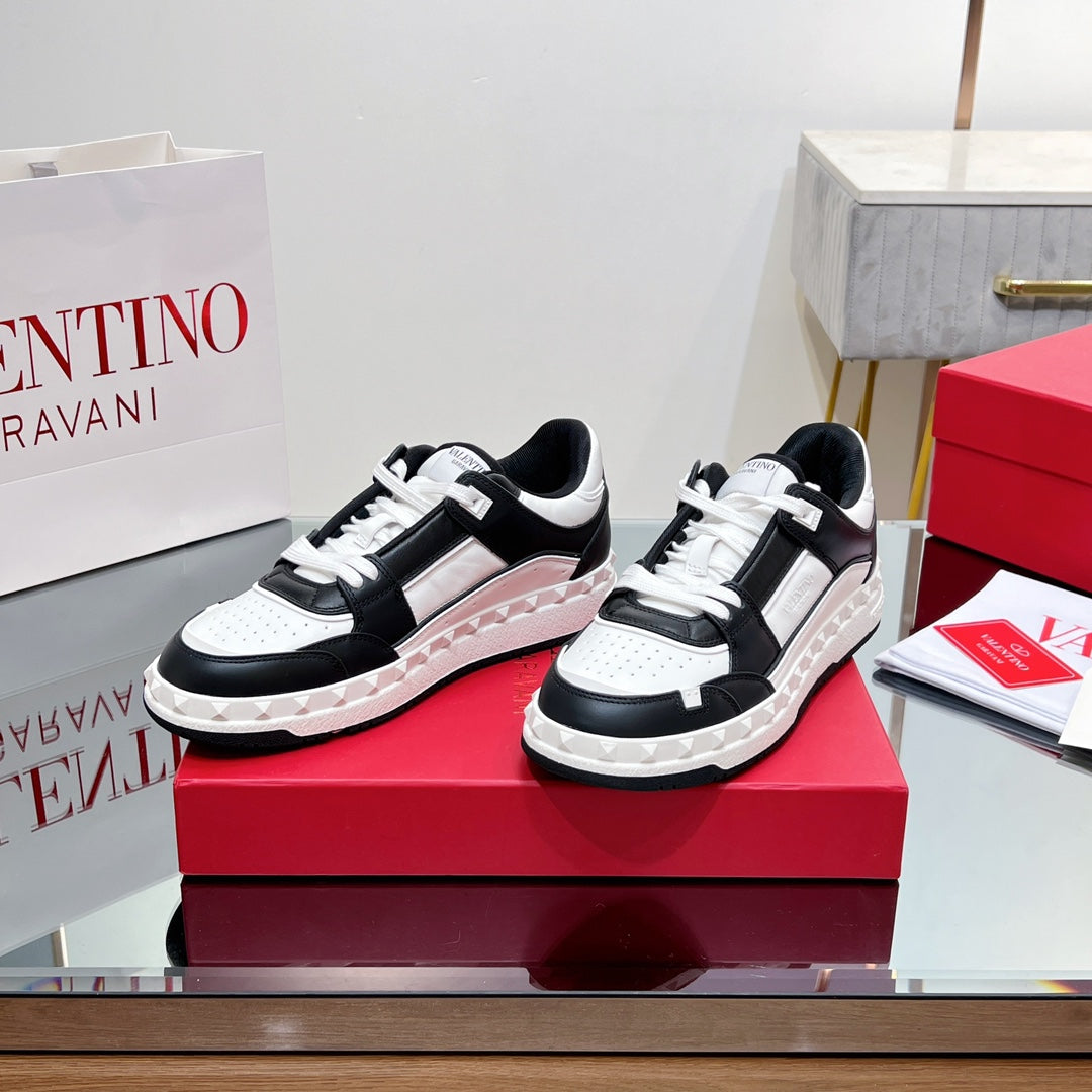 VALENTINO 25S GARAVANI FREEDOTS SNEAKERS IN WHITE MIX BLACK LAMBSKIN - 35