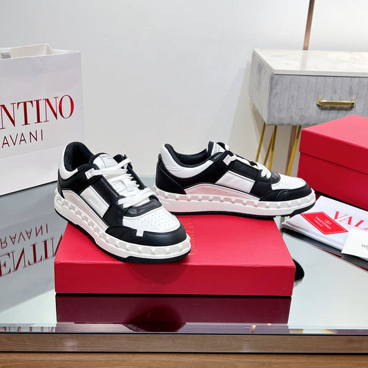 VALENTINO 25S GARAVANI FREEDOTS SNEAKERS IN WHITE MIX BLACK LAMBSKIN - 35