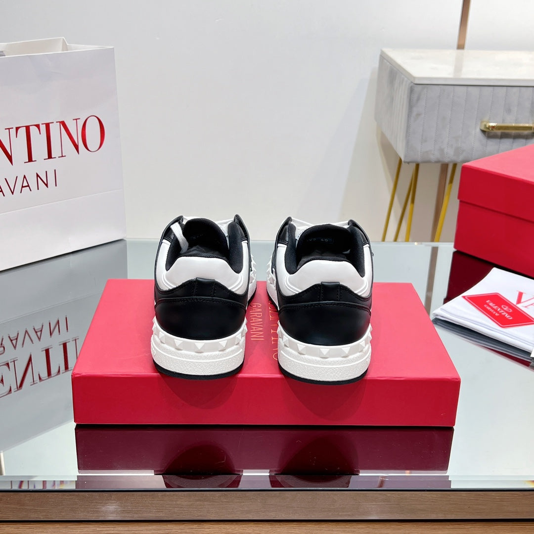 VALENTINO 25S GARAVANI FREEDOTS SNEAKERS IN WHITE MIX BLACK LAMBSKIN - 35