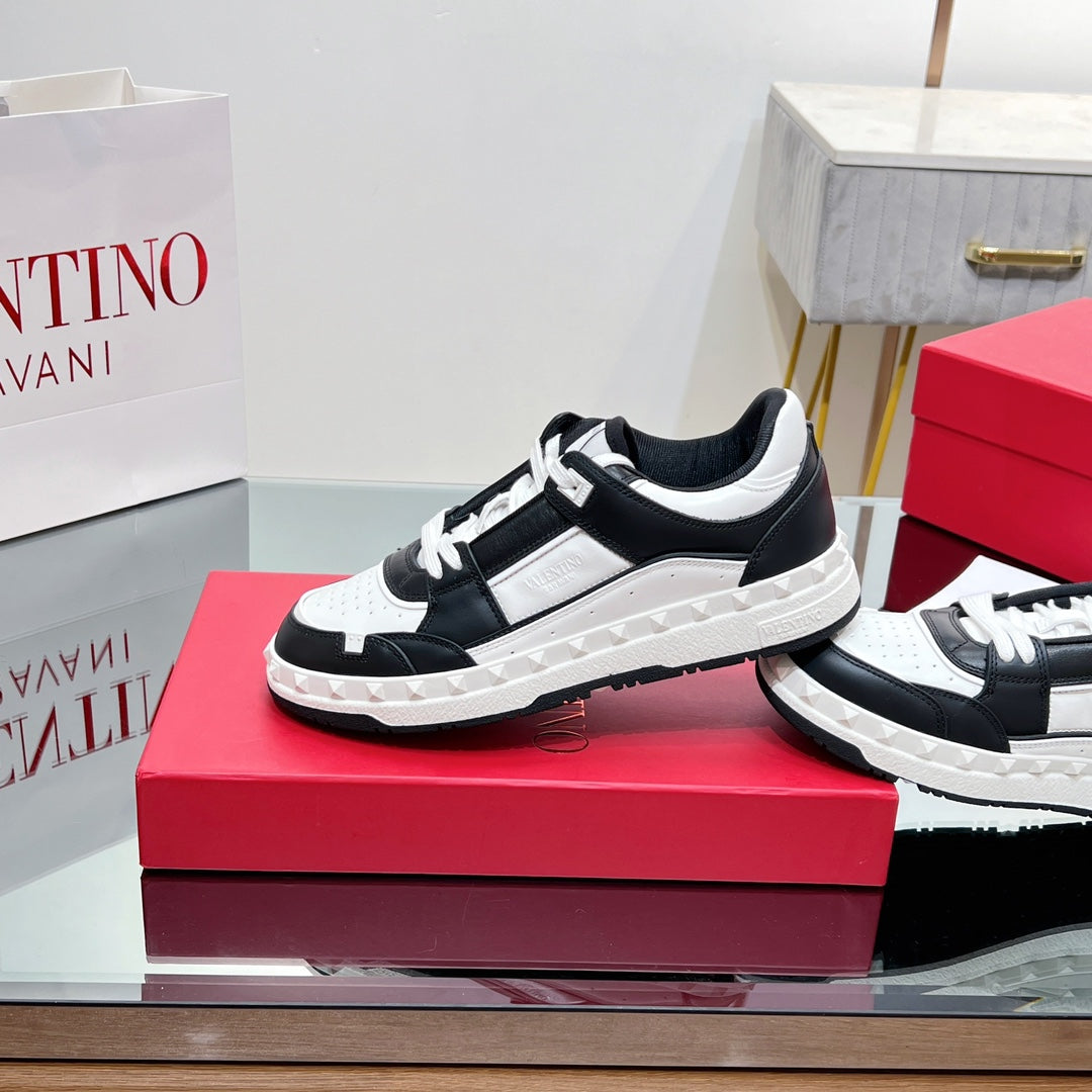 VALENTINO 25S GARAVANI FREEDOTS SNEAKERS IN WHITE MIX BLACK LAMBSKIN - 35