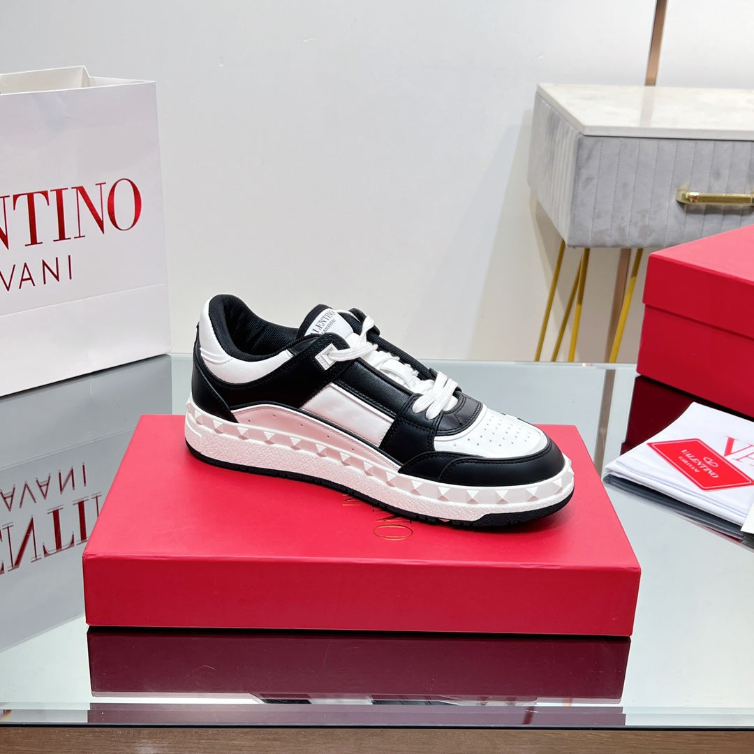 VALENTINO 25S GARAVANI FREEDOTS SNEAKERS IN WHITE MIX BLACK LAMBSKIN - 35