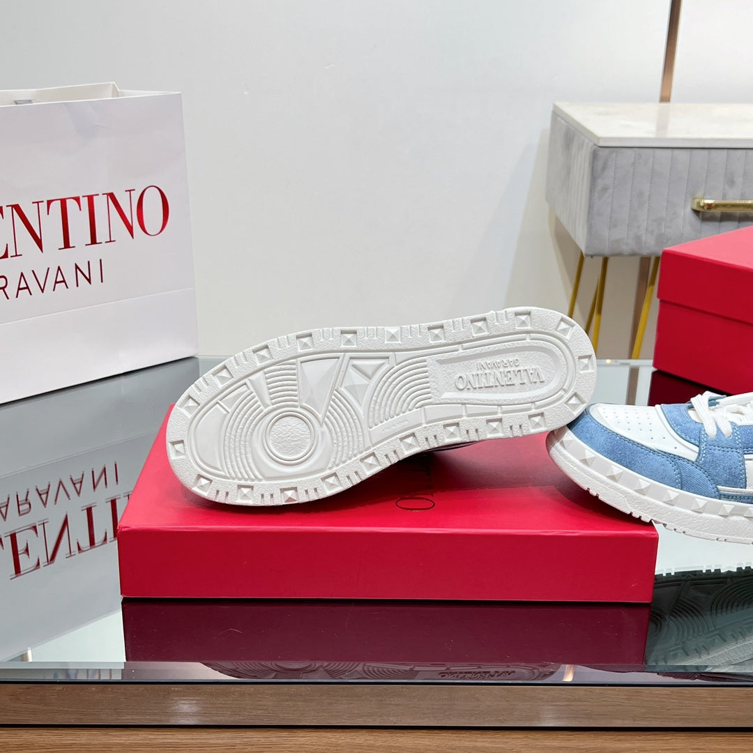 VALENTINO 25S GARAVANI FREEDOTS SNEAKERS IN WHITE LAMBSKIN AND BLUE DENIM - 35