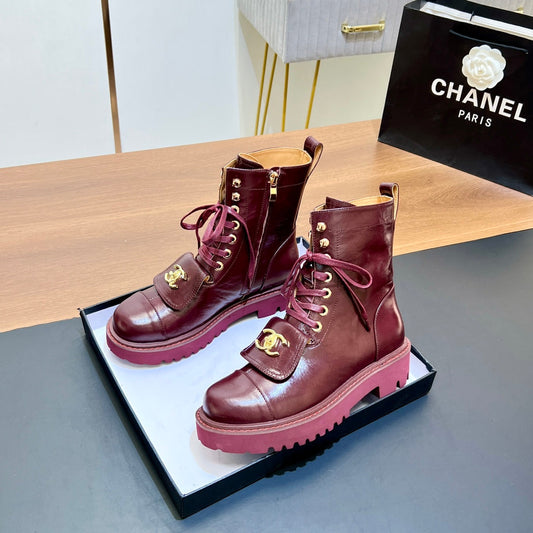 CHANEL 25S ВИСОКІ ЧЕРЕВИКИ НА ЩИКОЛОТКУ НА БЛИСКАВЦІ З ТЕЛЯЧОЇ ШКІРИ КОЛЬОРУ БОРДО З КОРИЧНЕВИМ ЗОЛОТОЮ ФУРНІТУРОЮ – 35