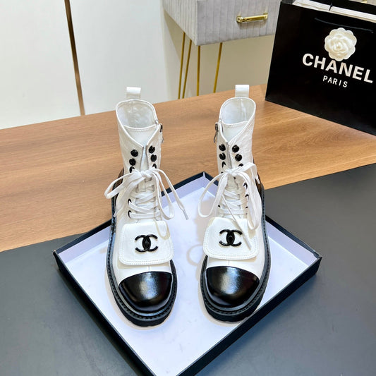CHANEL 25S ВИСОКІ ЧЕРЕВИКИ НА ЩИКОЛОТКУ НА БЛИСКАВЦІ З БІЛОЇ ГЛЯНЦЕВОЇ ТЕЛЯЧОЇ ШКІРИ З ЗОЛОТОЮ ФУРНІТУРОЮ