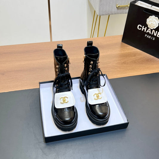 CHANEL 25S ВИСОКІ ЧЕРЕВИКИ НА ЩИКОЛОТКУ НА БЛИСКАВЦІ З ЧОРНОЇ ГЛЯНЦЕВОЇ ТЕЛЯЧОЇ ШКІРИ ІЗ ЗОЛОТОЮ ФУРНІТУРОЮ