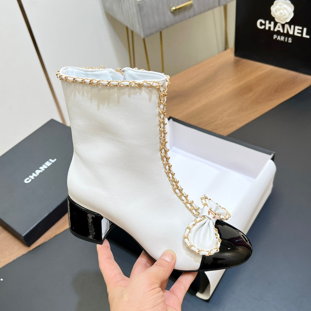 CHANEL 25S HEELED CHAIN BOOTS WITH BOW IN WHITE CALFSKIN GOLD HARDWRE - 35