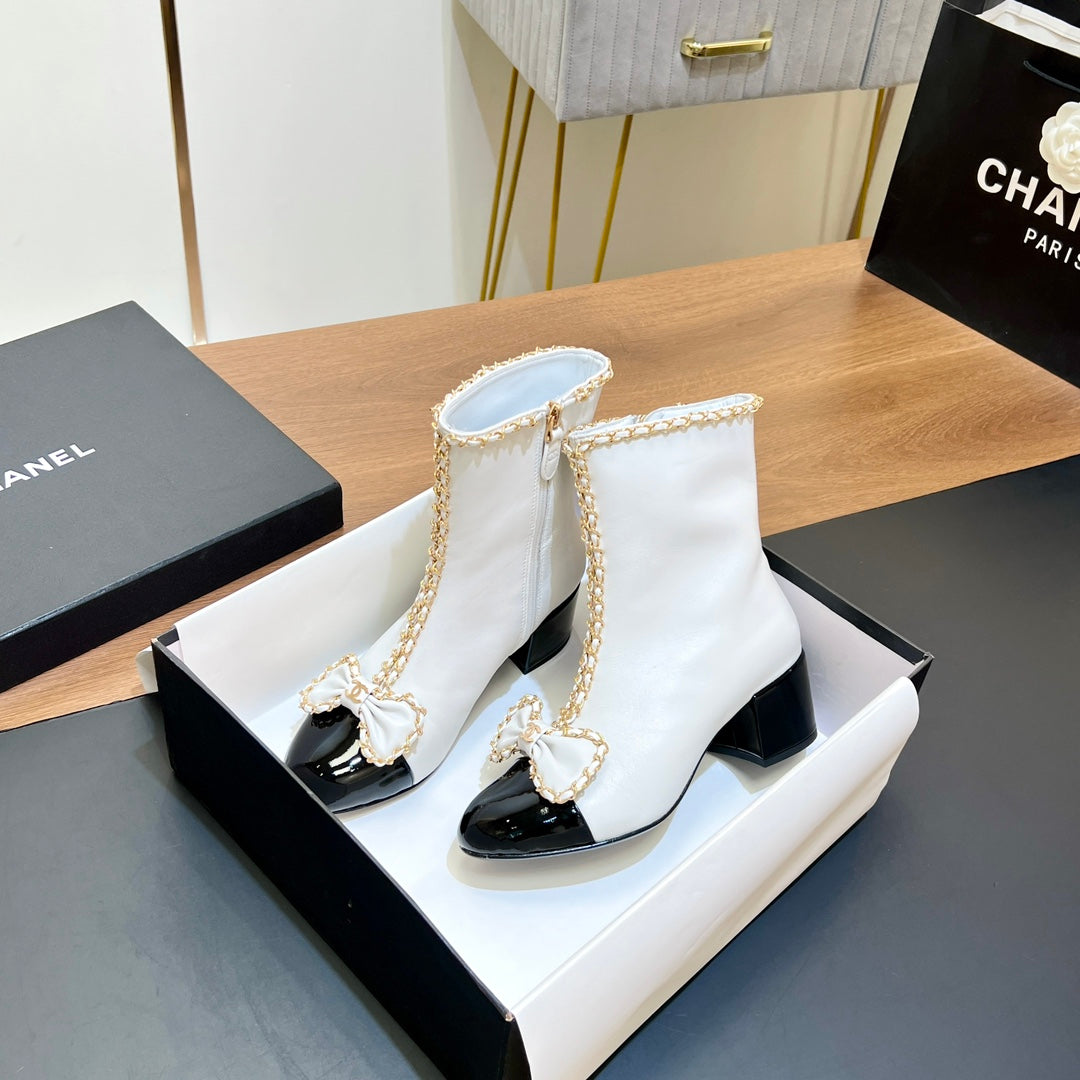 CHANEL 25S HEELED CHAIN BOOTS WITH BOW IN WHITE CALFSKIN GOLD HARDWRE - 35