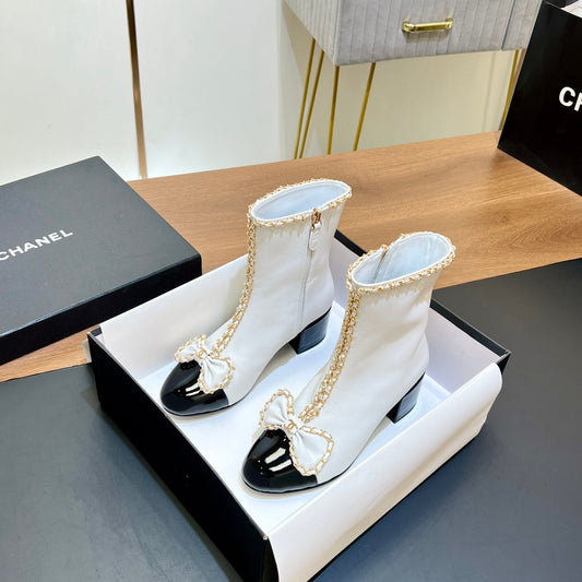 CHANEL 25S ЧЕРЕВИКИ НА ПІДБОРАХ З ЛАНЦЮЖКОМ ТА БАНТОМ З БІЛОЇ ТЕЛЯЧОЇ ШКІРИ ІЗ ЗОЛОТОЮ ФУРНІТУРОЮ