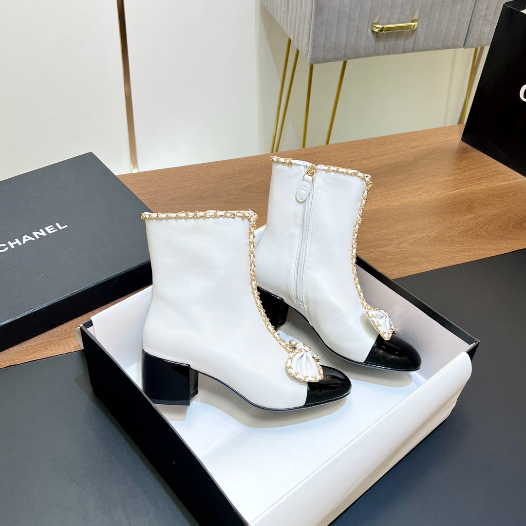CHANEL 25S HEELED CHAIN BOOTS WITH BOW IN WHITE CALFSKIN GOLD HARDWRE - 35