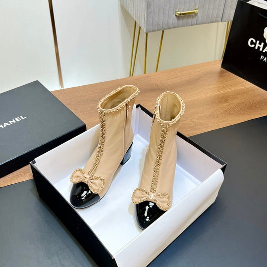 ЧОБОТИ CHANEL 25S НА ПІДБОРАХ ІЗ ЛАНЦЮЖКОМ ТА БАНТОМ З БЕЖЕВОЇ ШКІРИ ТЕЛЯТИ З ФУРНІТУРОЮ ЗІ ЗОЛОТА