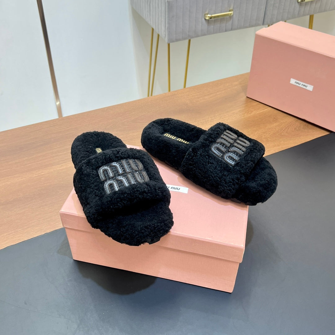 SLIPPERS IN BLACK LAMB WOOL - 35