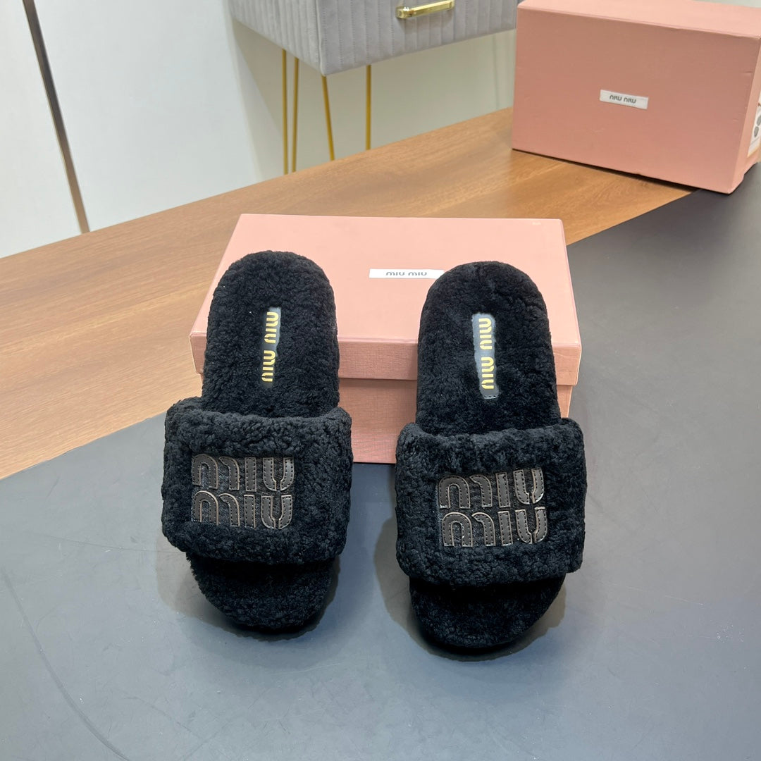 SLIPPERS IN BLACK LAMB WOOL - 35