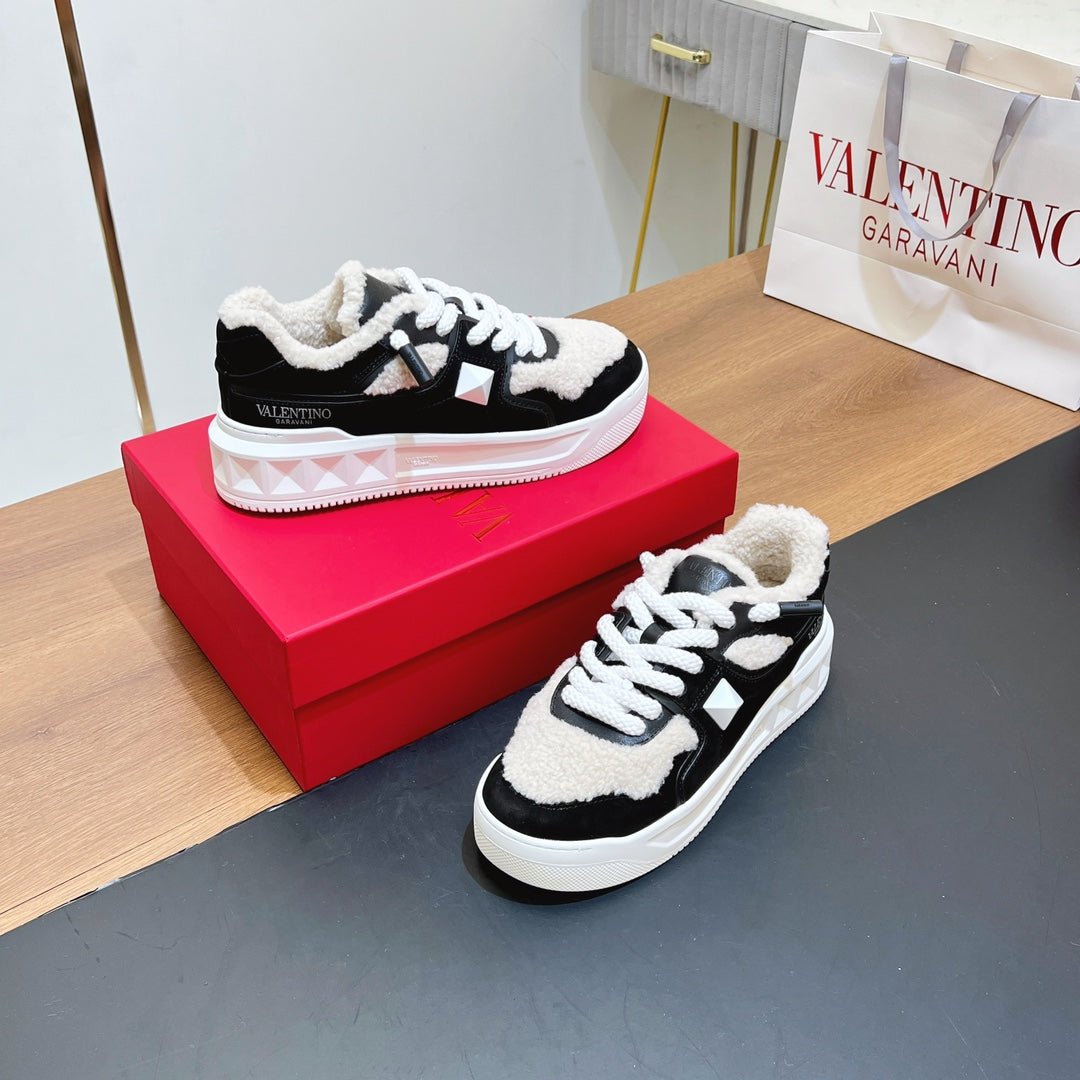 VALENTINO 25S GARAVANI ONE STUD XL PLATFORM SNEAKERS IN BLACK LAMBSKIN AND LIGHT BEIGE WOOL - 35
