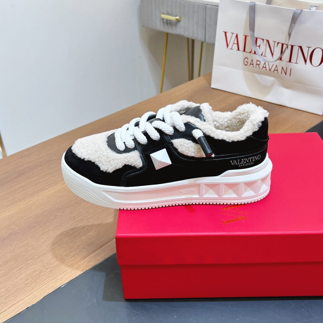 VALENTINO 25S GARAVANI ONE STUD XL PLATFORM SNEAKERS IN BLACK LAMBSKIN AND LIGHT BEIGE WOOL - 35