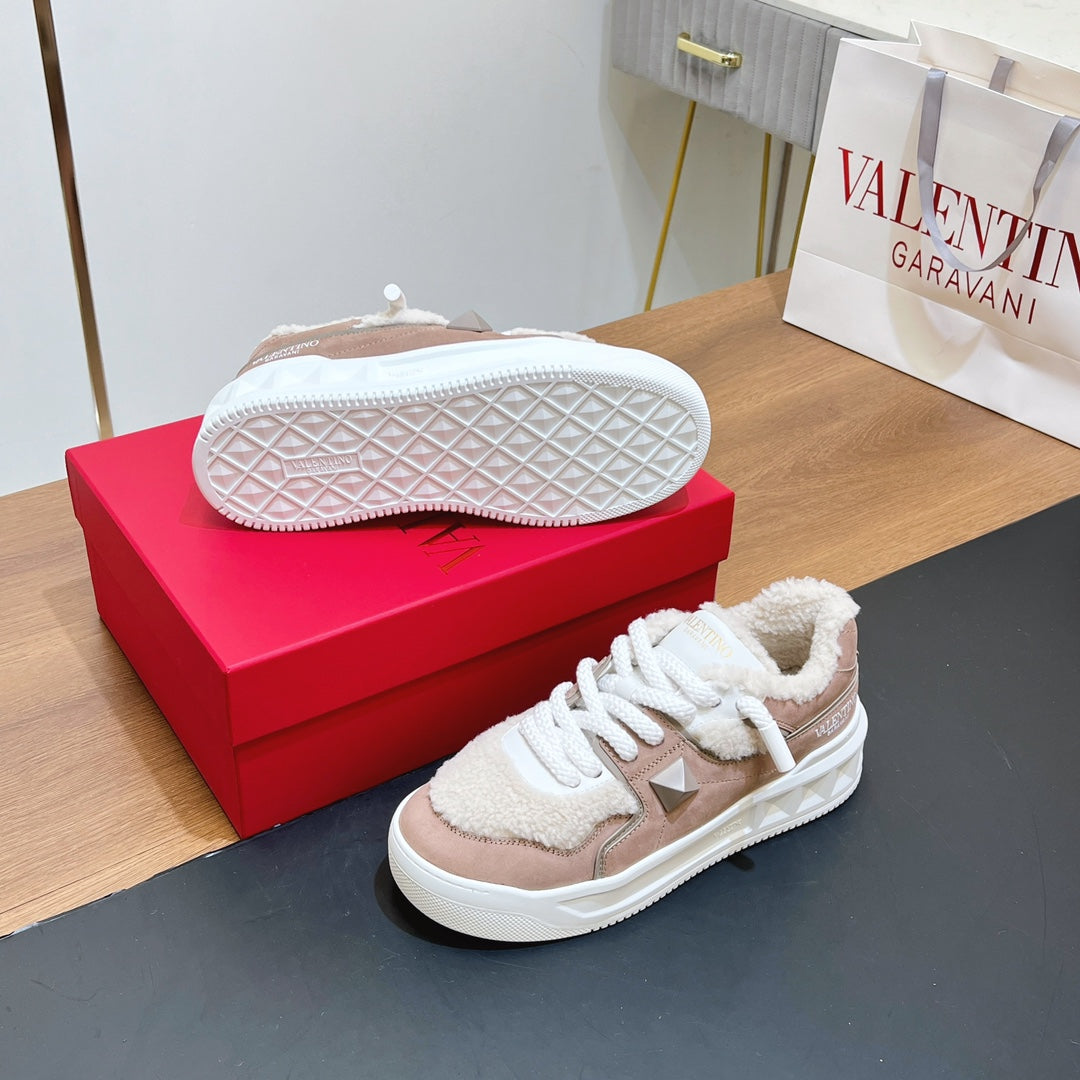 VALENTINO 25S GARAVANI ONE STUD XL PLATFORM SNEAKERS IN LIGHT PINK SUEDE AND CREAM WHITE WOOL - 35