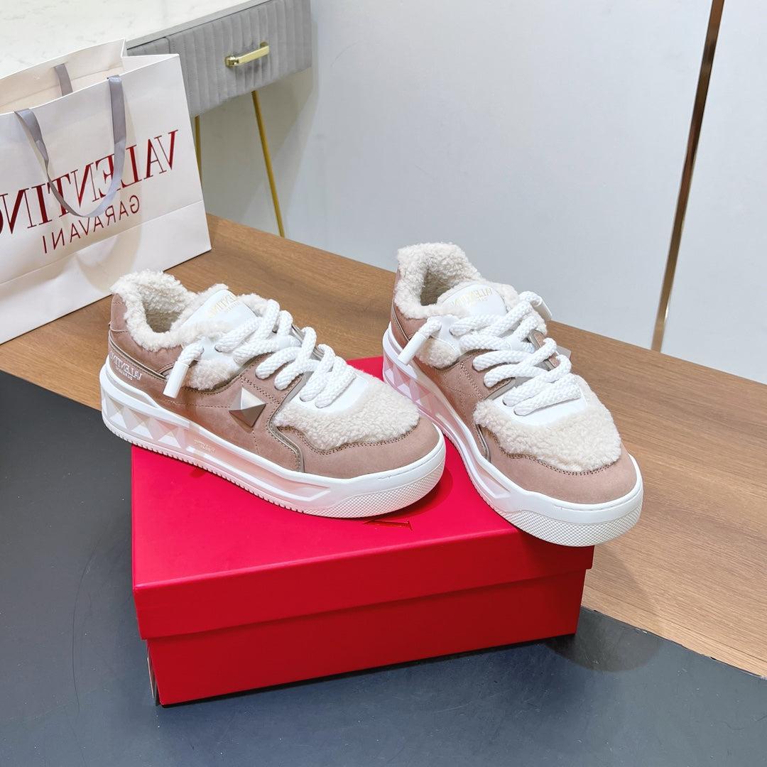 VALENTINO 25S GARAVANI ONE STUD XL PLATFORM SNEAKERS IN LIGHT PINK SUEDE AND CREAM WHITE WOOL - 35
