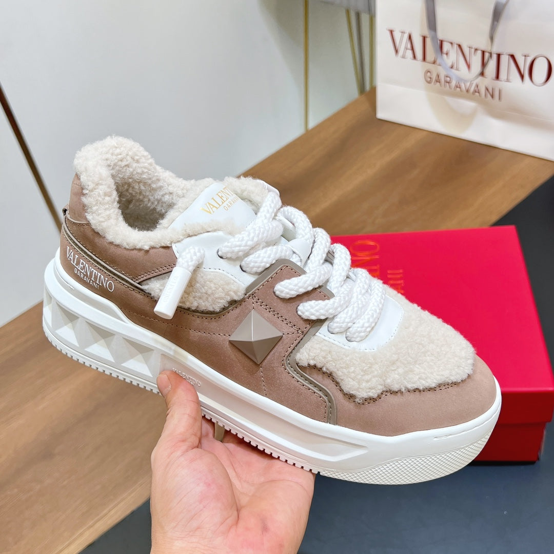 VALENTINO 25S GARAVANI ONE STUD XL PLATFORM SNEAKERS IN LIGHT PINK SUEDE AND CREAM WHITE WOOL - 35