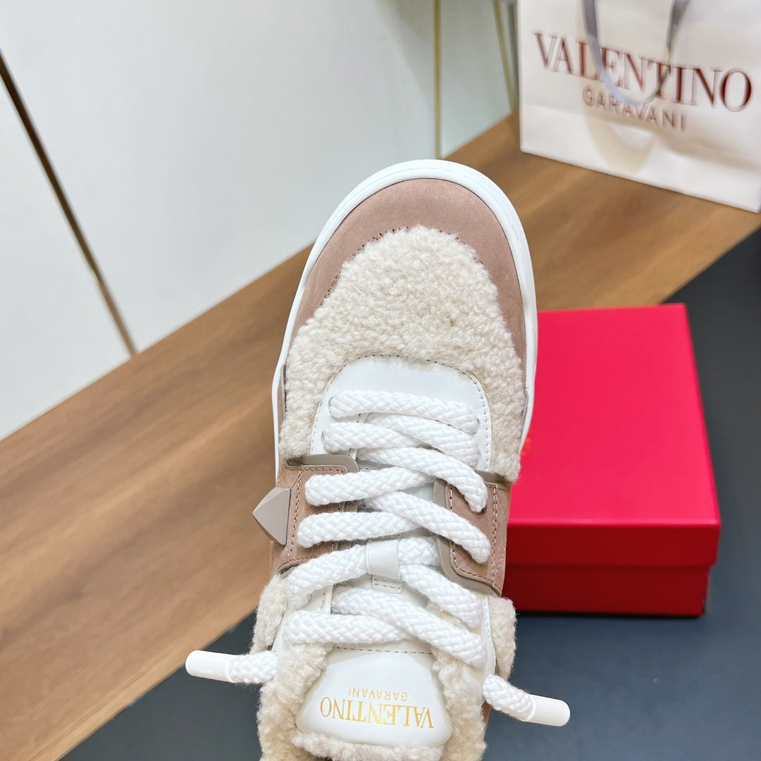 VALENTINO 25S GARAVANI ONE STUD XL PLATFORM SNEAKERS IN LIGHT PINK SUEDE AND CREAM WHITE WOOL - 35