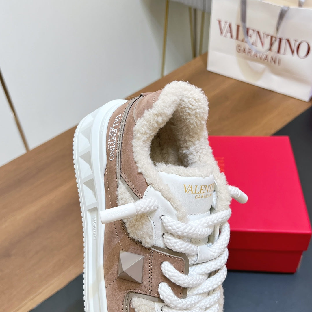 VALENTINO 25S GARAVANI ONE STUD XL PLATFORM SNEAKERS IN LIGHT PINK SUEDE AND CREAM WHITE WOOL - 35