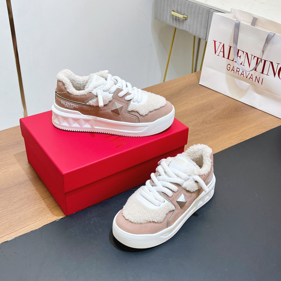 VALENTINO 25S GARAVANI ONE STUD XL PLATFORM SNEAKERS IN LIGHT PINK SUEDE AND CREAM WHITE WOOL - 35