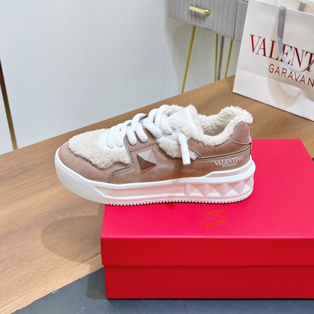 VALENTINO 25S GARAVANI ONE STUD XL PLATFORM SNEAKERS IN LIGHT PINK SUEDE AND CREAM WHITE WOOL - 35