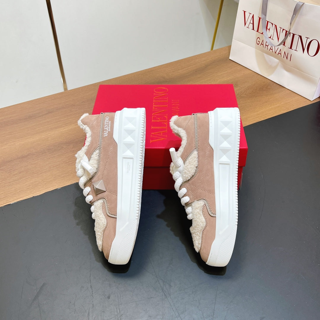 VALENTINO 25S GARAVANI ONE STUD XL PLATFORM SNEAKERS IN LIGHT PINK SUEDE AND CREAM WHITE WOOL - 35