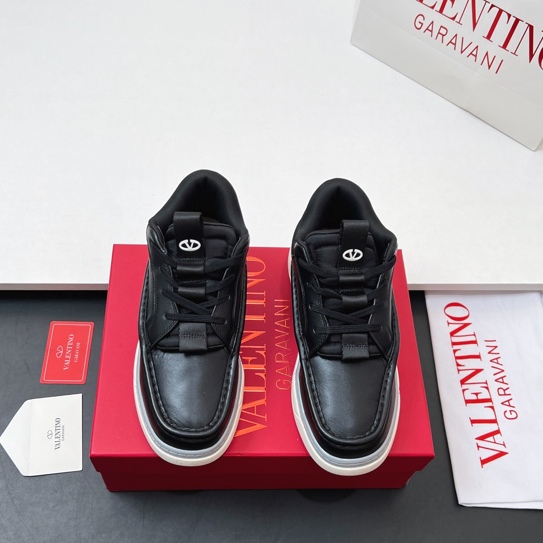 VALENTINO 25S RUNBOOT SNEAKERS IN BLACK LAMBSKIN - 35