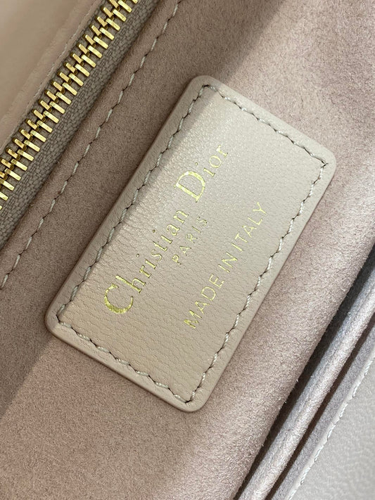 СУМКА СЕРЕДНЬОГО РОЗМІРУ LADY BAG 20 ІЗ ТЬОМНО-РОЖЕВОЇ стьобаної ШКІРИ ТЕЛЯТИ MACROCANNAGE З БІЛИМ РЕМІНЦЕМ