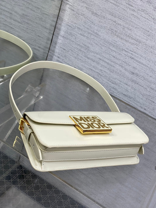 СУМКА FLAP BAG 18 З БІЛОЇ ЛАКОВАНОЇ ТЕЛЯЧОЇ ШКІРИ