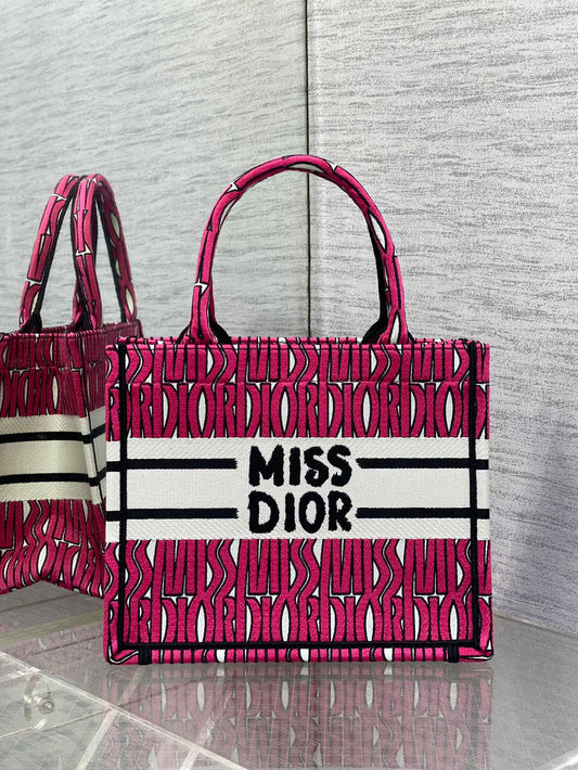 Сумка MISS TOTE 26 з канви кольору пурпурної мадженти
