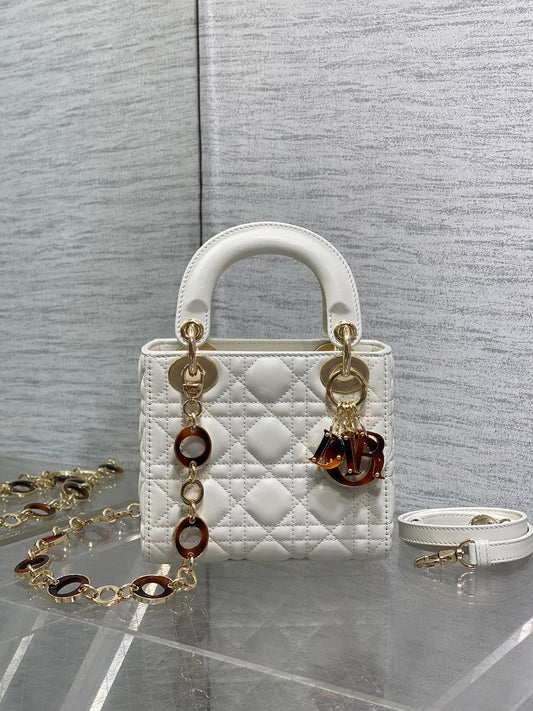 МАЛЕНЬКА ЖІНОЧА СУМКА LADY BAG ВІД DIOR 17 З БІЛОЇ ОВЕЧОЇ ШКІРИ MACROCANNAGE ІЗ ЗОЛОТОЮ ФУРНІТУРОЮ