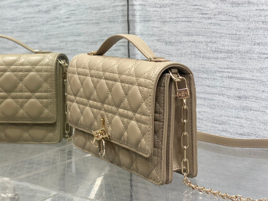 СУМКА MINI BAG 24 З ЛАКОВАНОЇ ШКІРИ ТЕЛЯТИ КОРИЧНЕВО-БЕЖЕВОГО КОЛЬОРУ З ВІЗЕРУНКОМ CANNAGE