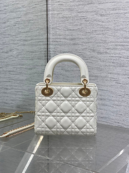 DIOR 25S МІНІ СУМКА LADY DIOR 17 З ТЕЛЯЧОЇ ШКІРИ КОЛЬОРУ СЛОНОВОЇ КІСТКИ З КРИСТАЛАМИ