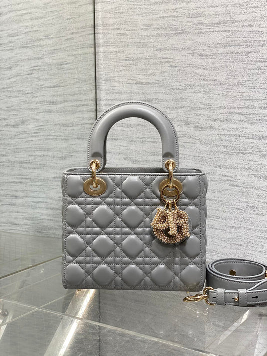 DIOR 25S СУМКА LADY DIOR 20 З ТЕМНО-СІРОЇ ТЕЛЯЧОЇ ШКІРИ З ОЗДОБЛЕННЯМ ІЗ ПЕРЛОВИМИ ШАРМАМИ